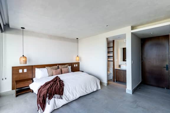 Mojarra: Bright, Centric Suite w/Balcony -NEW