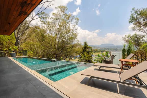 Villa del Carmen: Pool & Lake Views